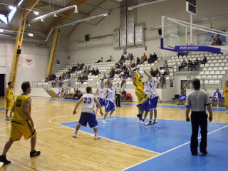 Foto: "Lieknas" basketbolisti uzvar Saldus novadā